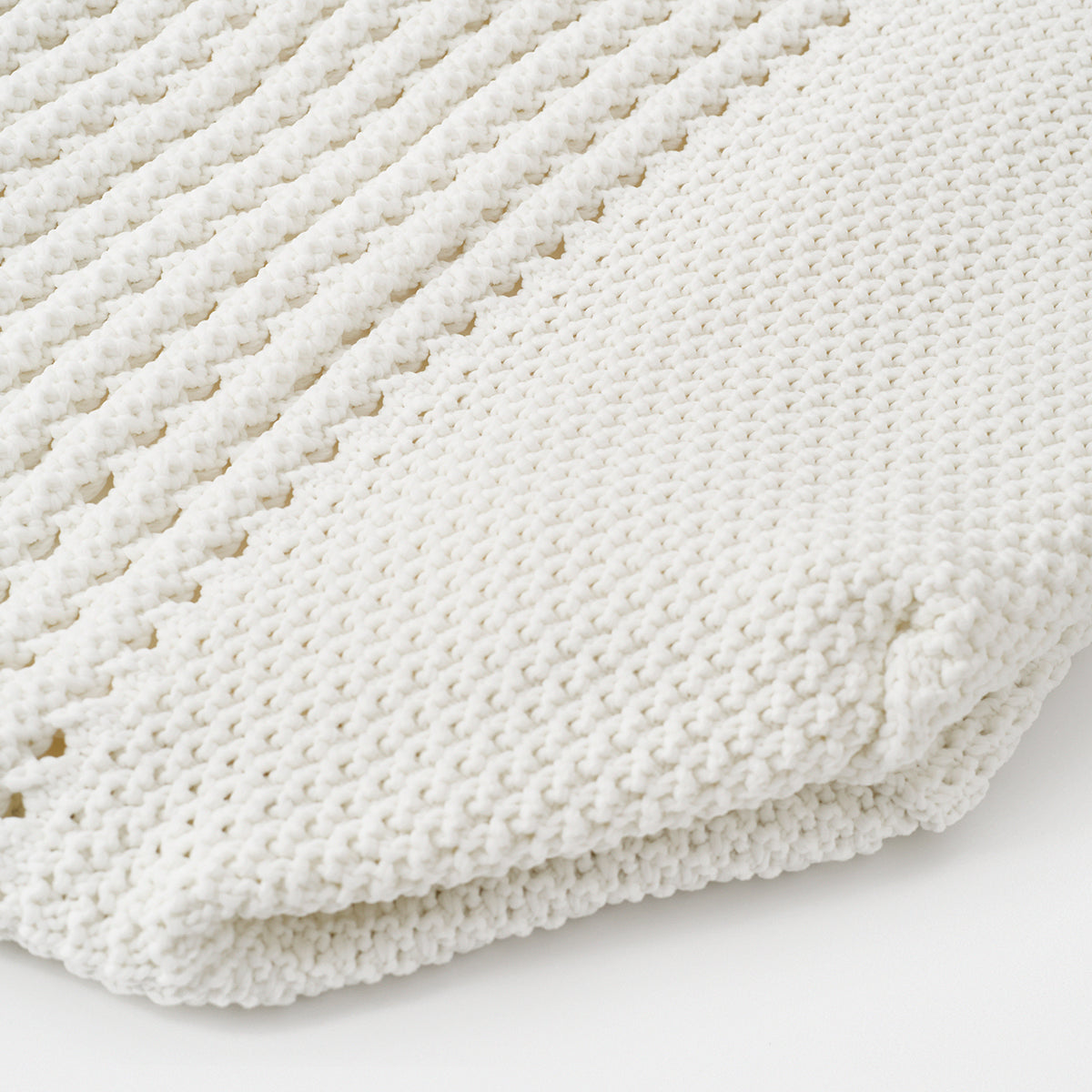 Knitted chunky Boston bag details