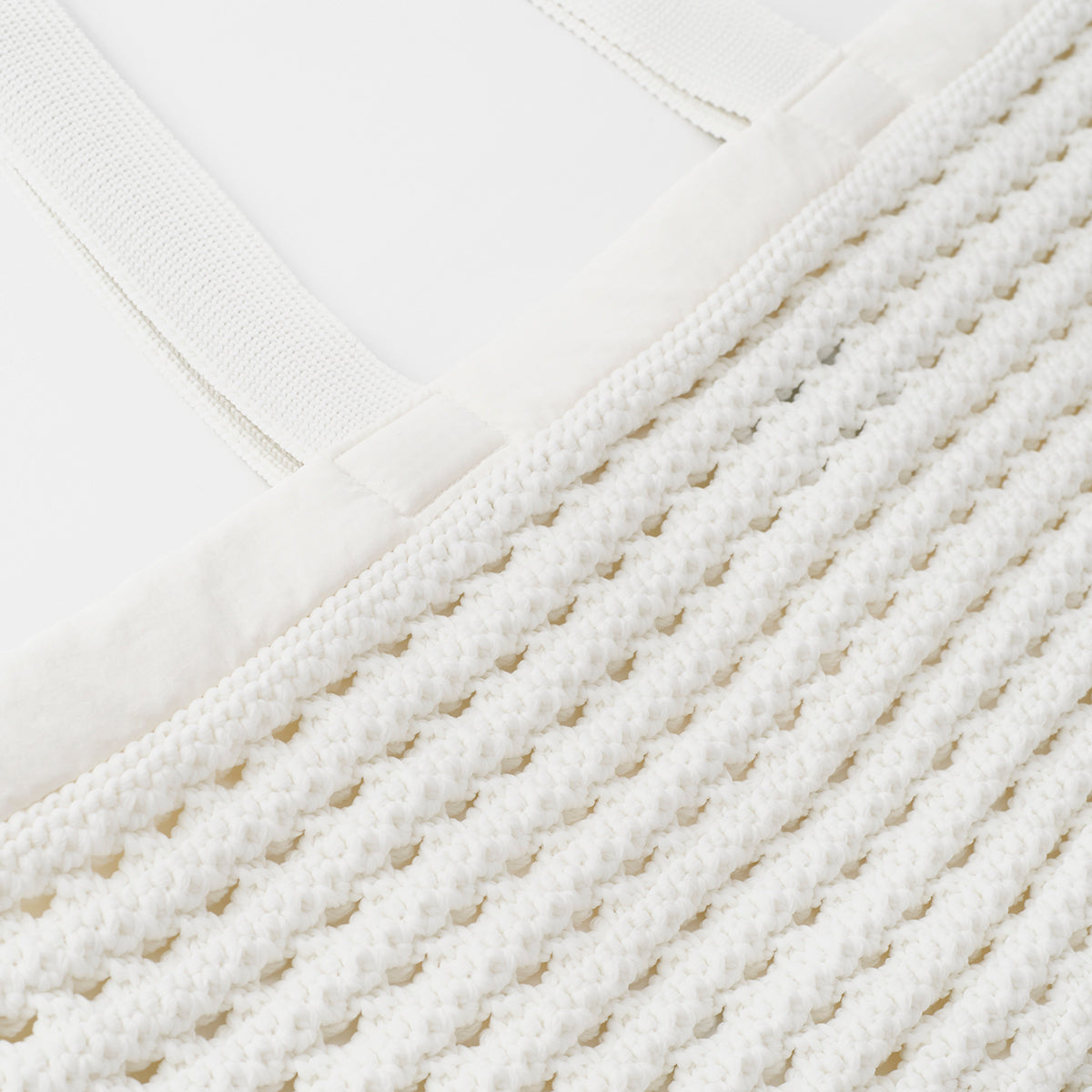 Knitted chunky Boston bag details