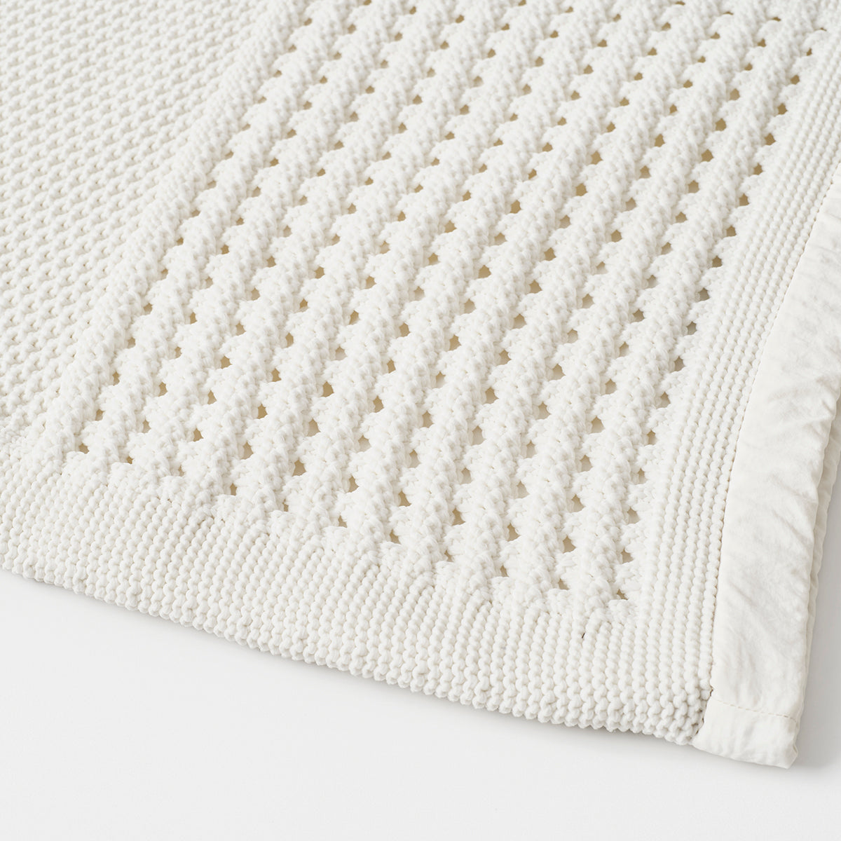 Knitted folding clutch bag details