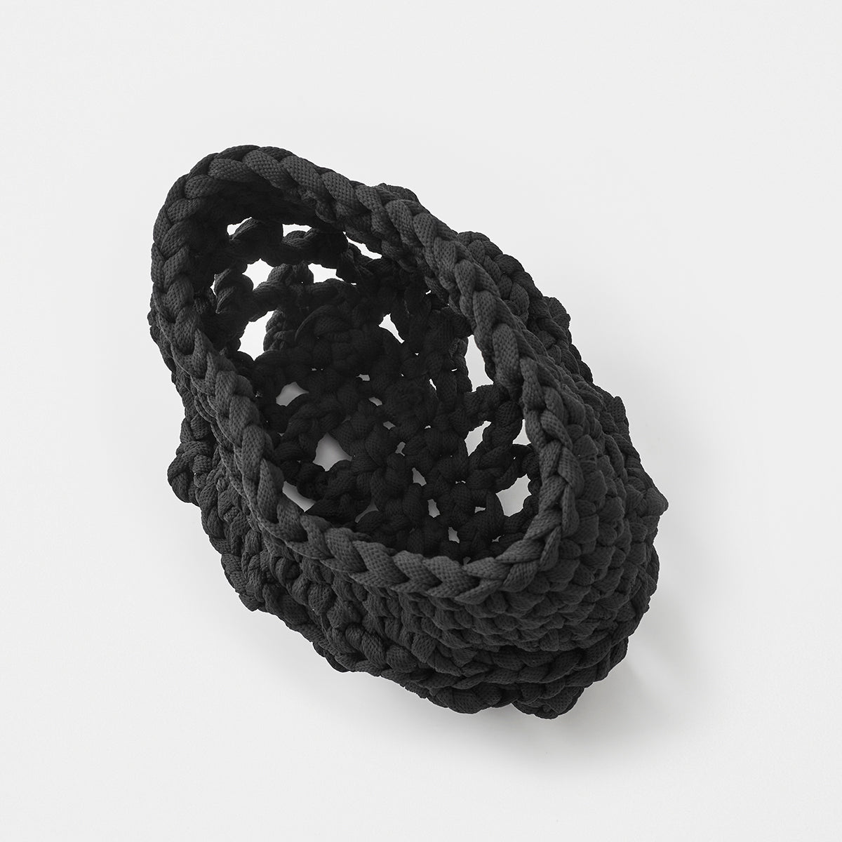crochet basket inside / black